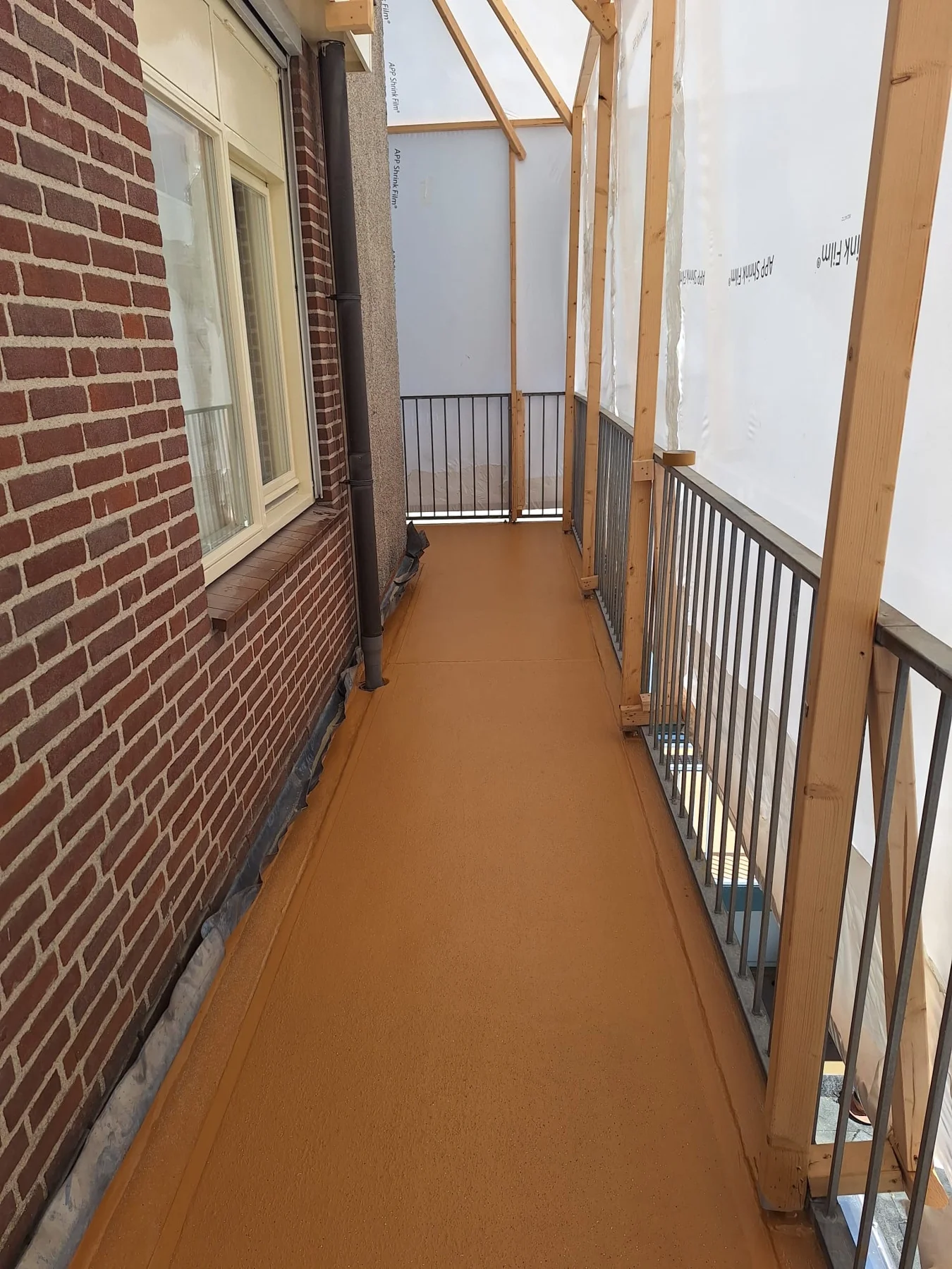 Overzicht van de ALSAN-afwerking langs de gevel in Bloemendaal