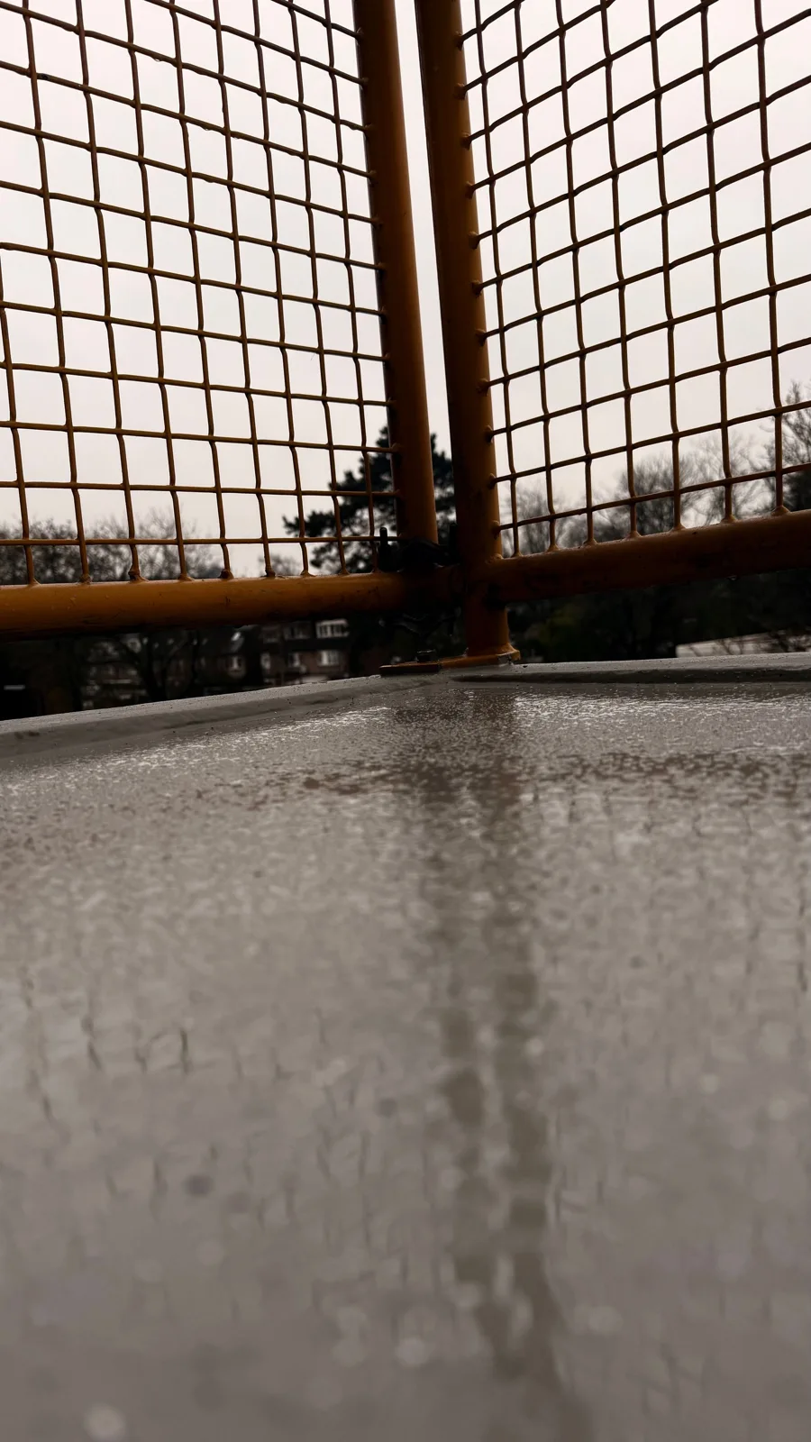 Detail van een balkoncoating na regen