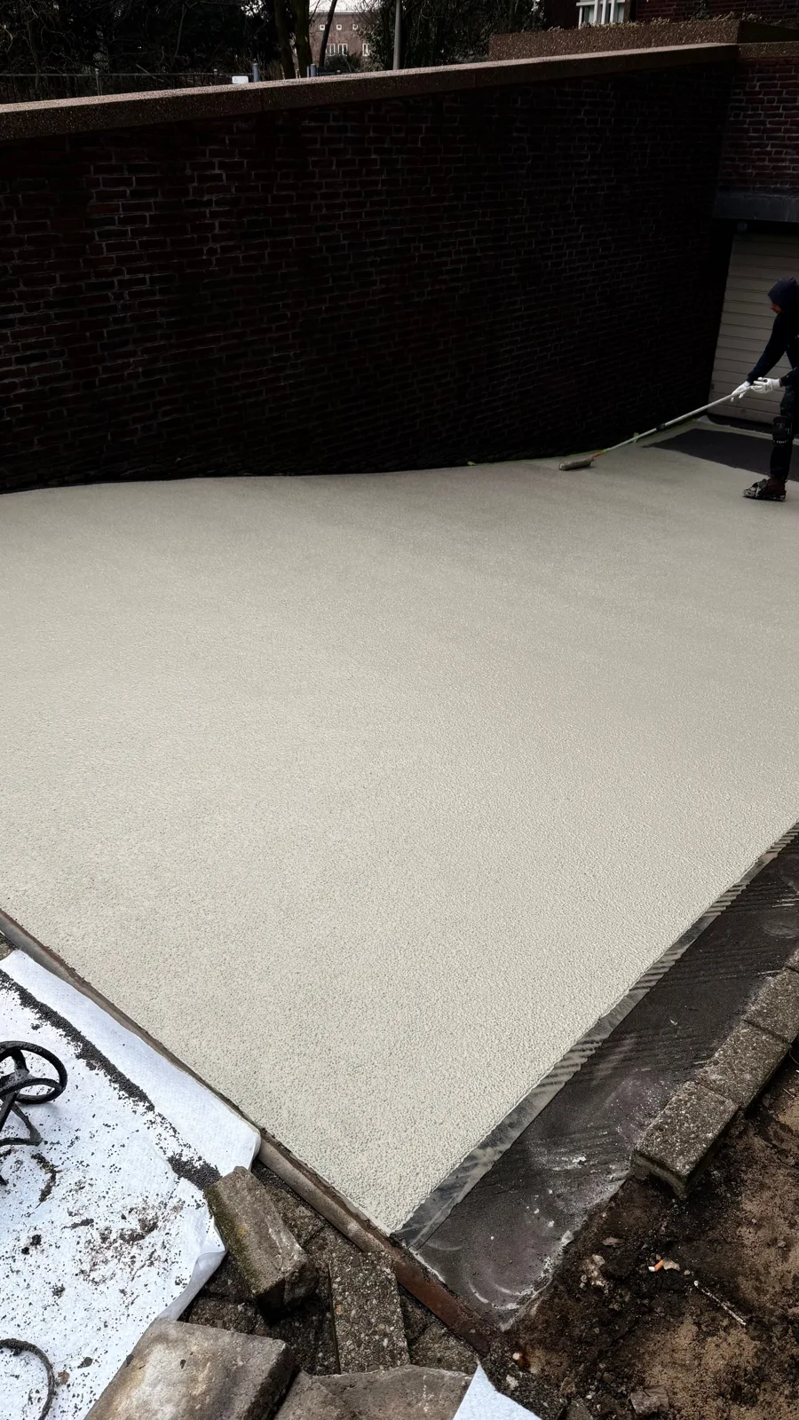 Coating aanbrengen naast een gemetselde balkonwand