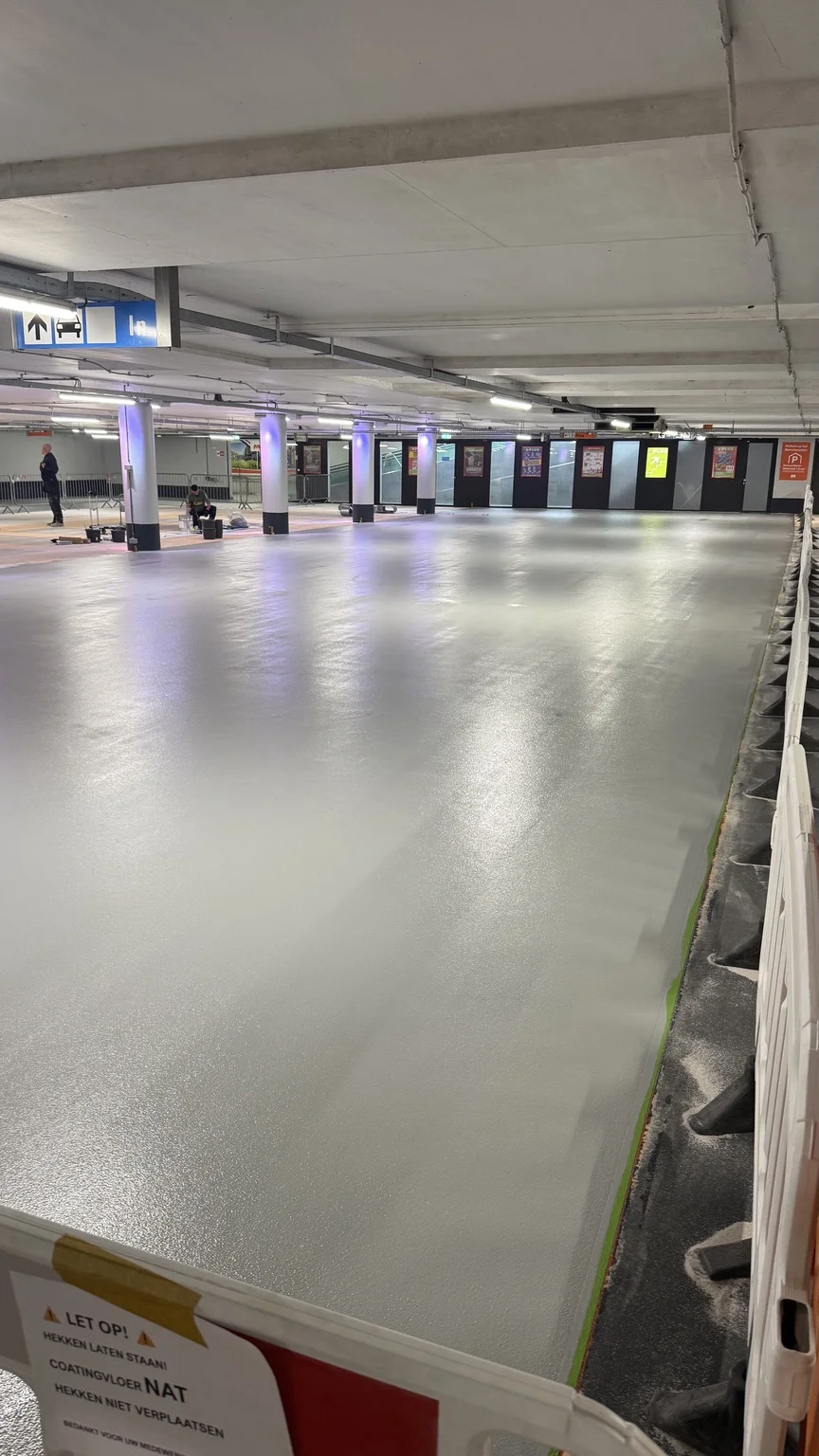 Aangebrachte grijze coating in de parkeergarage van Albert Heijn in Haarlem