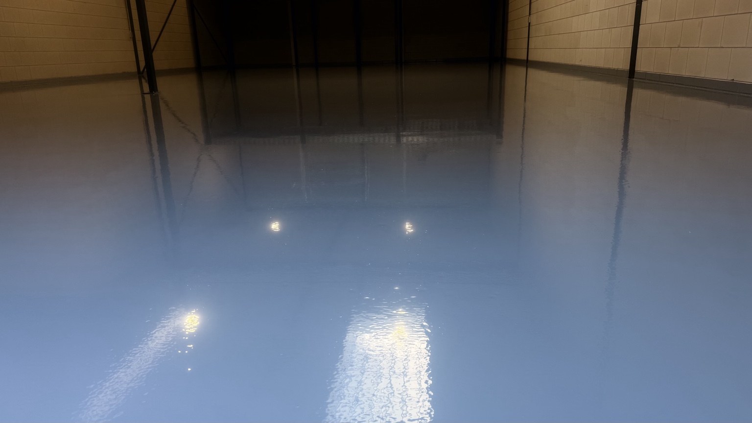Aangebrachte Sika vloercoating in een garage en showroom in Bergen op Zoom