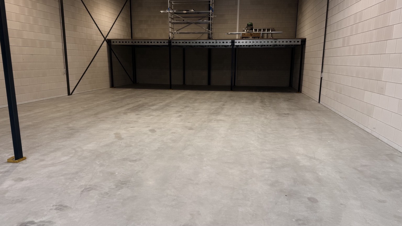 Overzicht van de ondergrond van de garage in Bergen op Zoom vóór het coaten