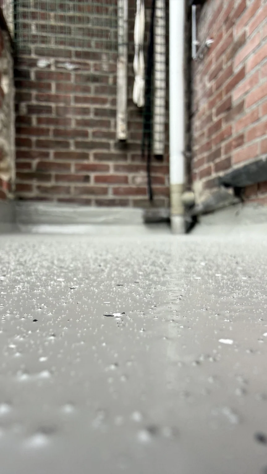 Detailopname van de coatingstructuur op een balkon in Utrecht
