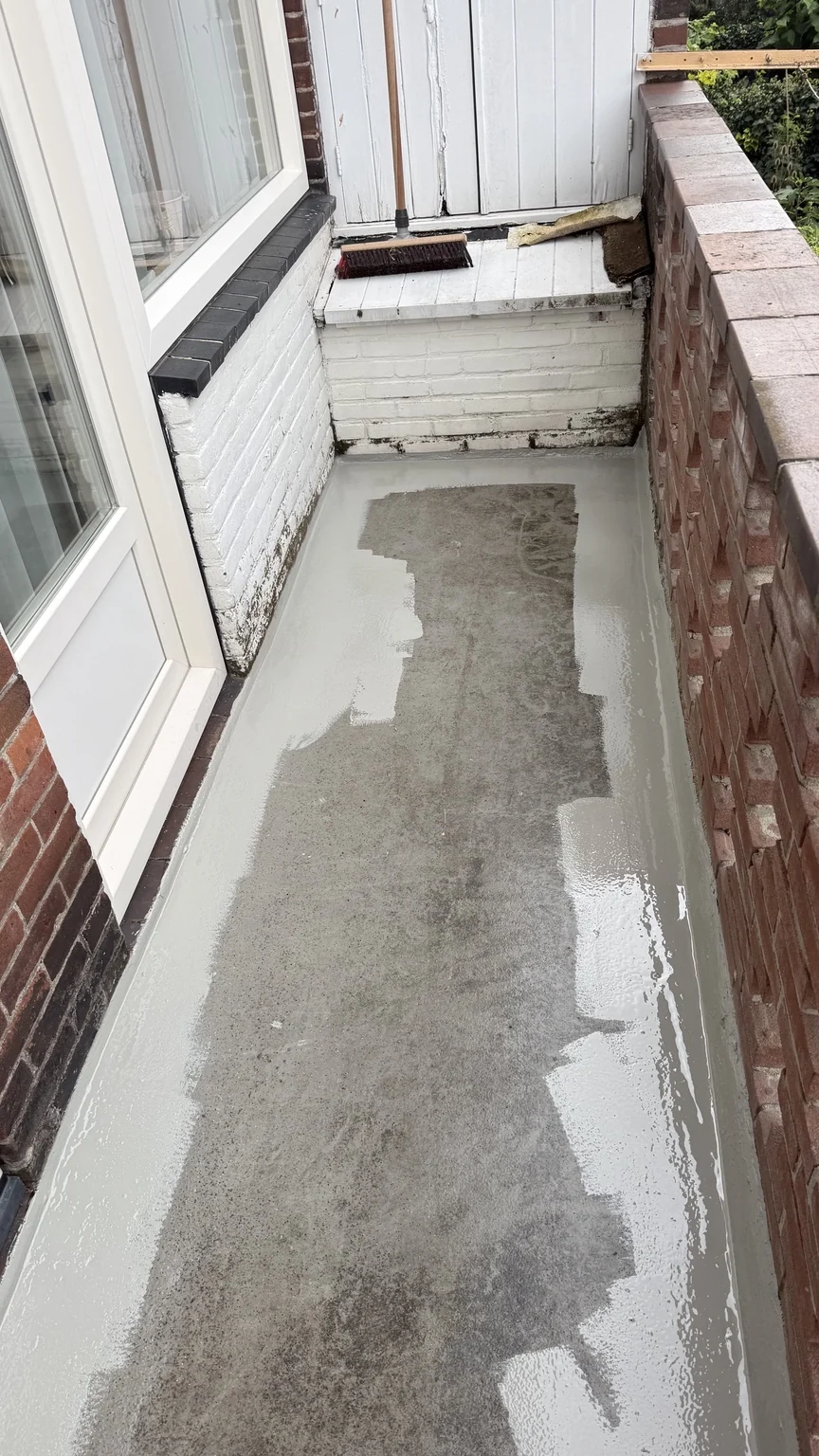 Balkonvloer tijdens de voorbereiding van de ondergrond